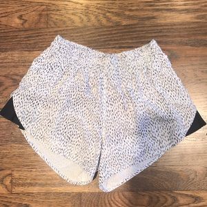 Lululemon printed running shorts w/ pleat detail